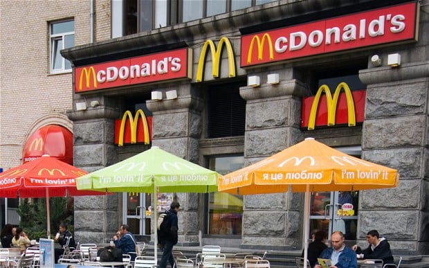 "Моя мама живет в России", - кассир McDonald's в Киеве по-хамски отказался говорить на украинском языке, кадры