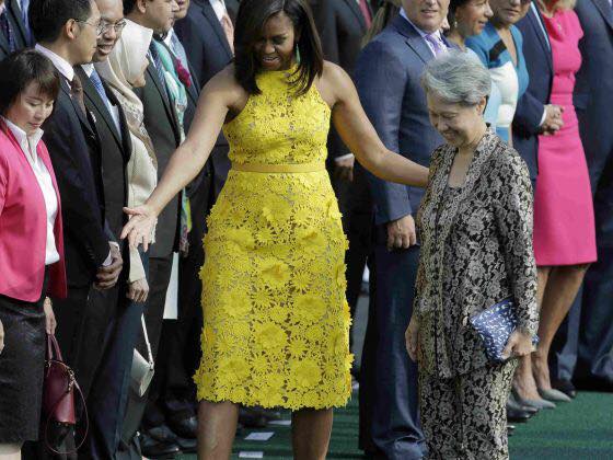 "Учитесь, украинские политики!": первая леди Сингапура на встречу с женой Обамы пришла с сумочкой за 11 долларов