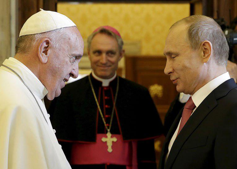 Путин вызвал смех "греховным" подарком, преподнесенным Папе Римскому