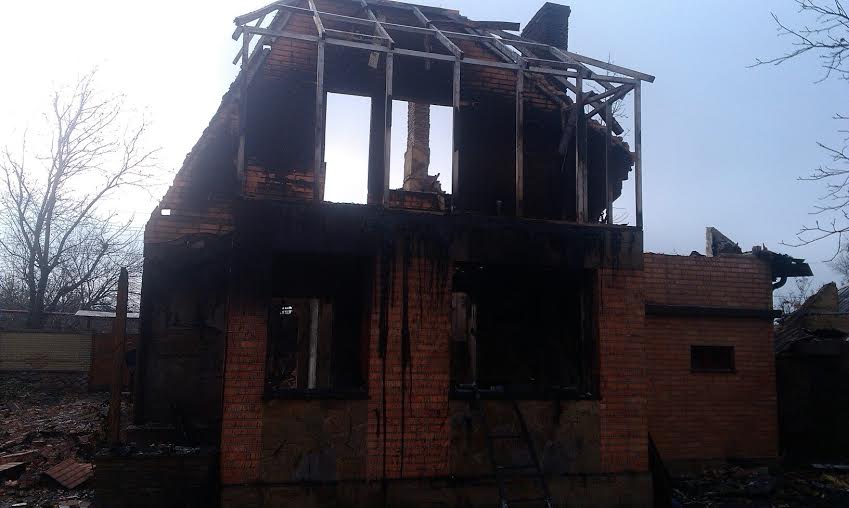 ​В Донецке во время артобстрела разрушены дома по улице 50 лет Советской Украины