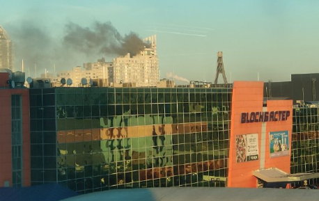 В Киеве масштабным пламенем объята многоэтажка: горят десятки этажей - кадры