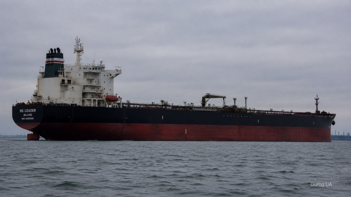 Мадяр показал видео удара по танкеру "теневого флота" и нефтебазе в Таганроге