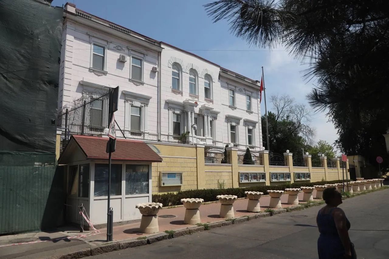 "Какая ирония", – в Одессе в результате атаки РФ повреждено консульство Китая, который "приложил руку" к "Шахедам"