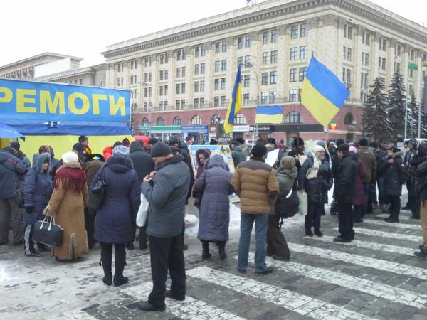 Воскресное вече: В самом сердце Харькова активисты исполнили гимн Украины