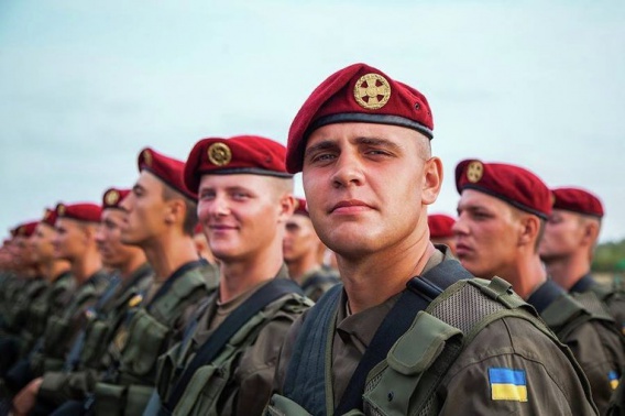 "Слава і шана мужнім воїнам", - Порошенко выразил гордость отважными бойцами в день Национальной гвардии Украины. Кадры