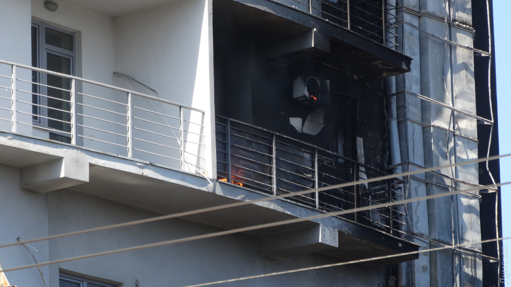 В Одессе горит многоэтажный дом: в квартирах лопаются окна, огонь добрался до 12 этажа, есть пострадавшие - видео