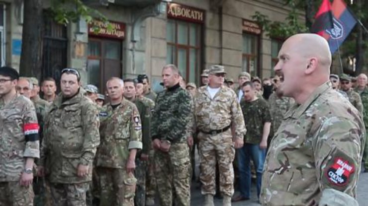 Окруженные в Мукачево бойцы "Правого сектора" выдвинули условие, при котором готовы сдаться