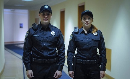 Новая патрульная полиция приехала в Кабмин и обступила Яценюка