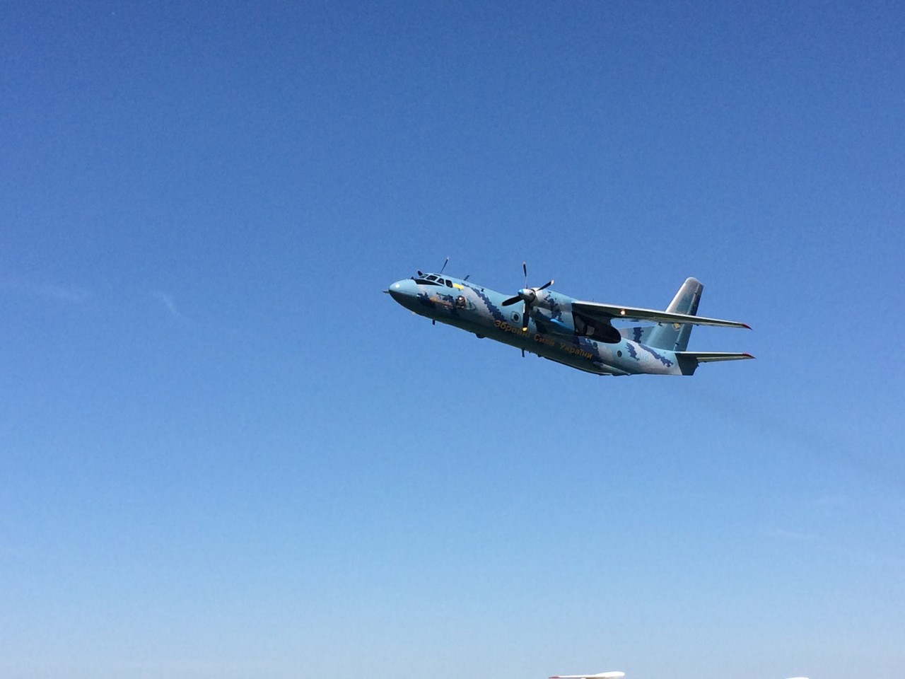 В небо поднялся восстановленный АН-26