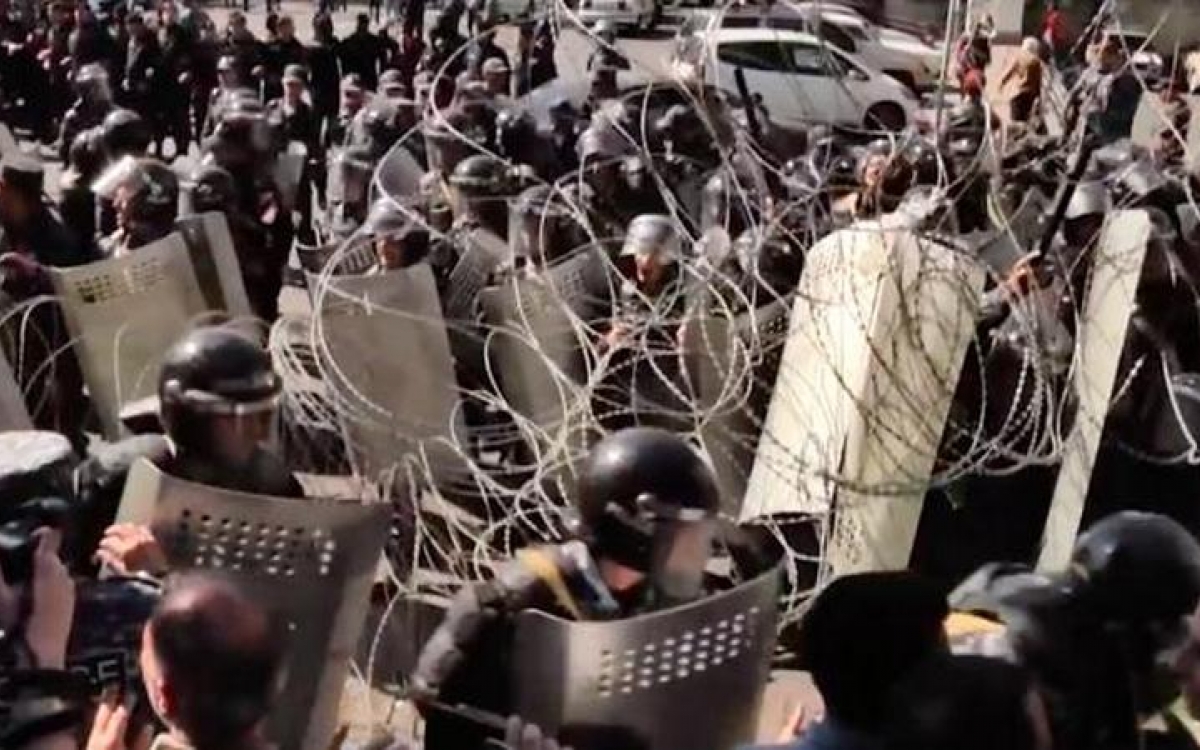 ​“Бархатная революция” в Армении: полиция атакует активистов из водометов - кадры