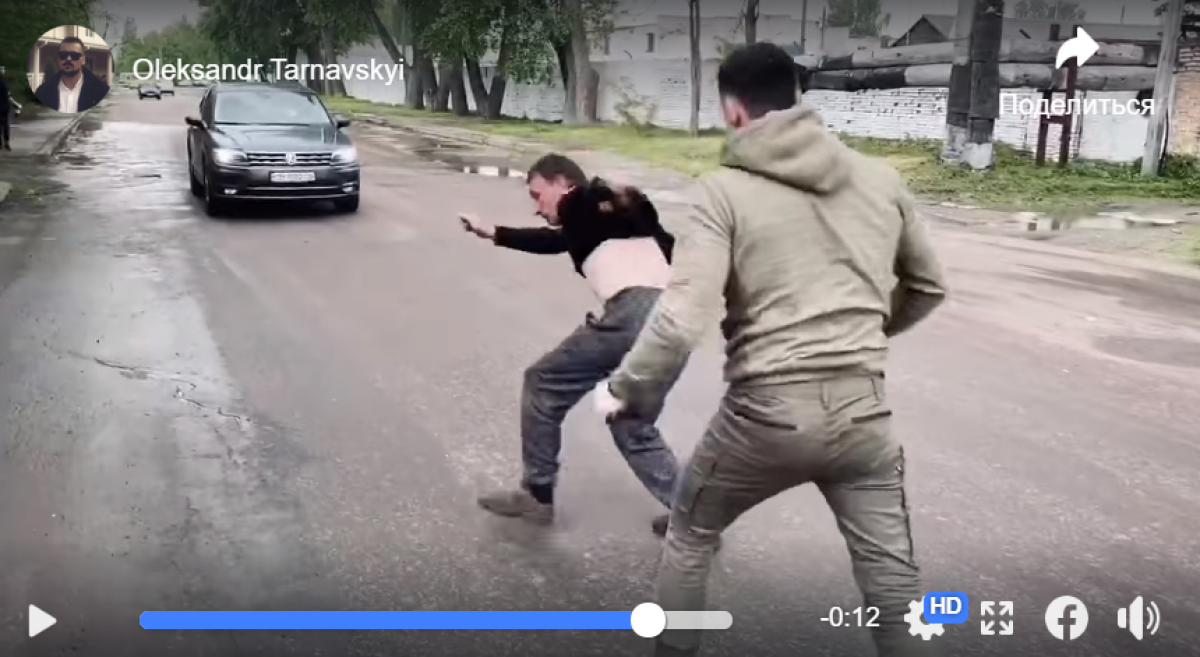 В Чернигове ветеран АТО без ноги по-мужски ответил водителю маршрутки, который выгнал его из салона: видео