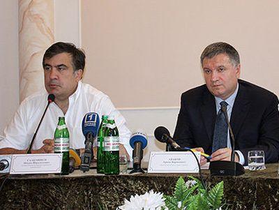 Аваков обозвал Саакашвили "ошизевшим популистом" и окатил его водой