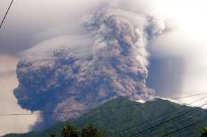 В Индонезии начал извержение вулкан Сопутан