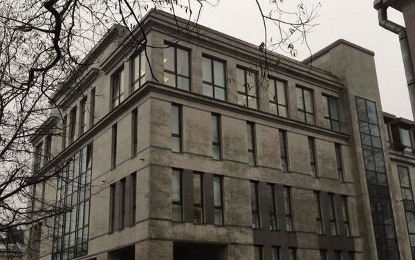 В Санкт-Петербурге у "ольгинских троллей" знатно полыхнуло: здание знаменитой “фабрики троллей” подверглось атаке "коктейлями Молотова" (кадры)