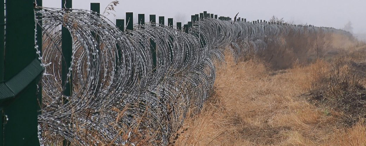 Украина отгородилась от России забором с колючей проволокой и камерами видеонаблюдения 