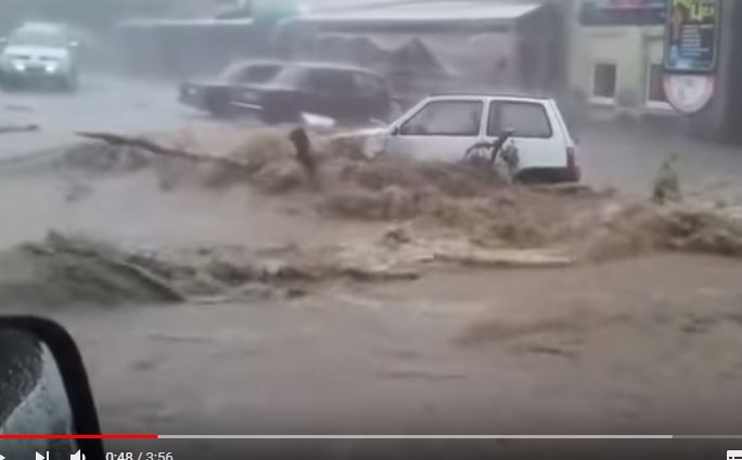 На Россию обрушился небывалый ливень с ураганом: люди напуганы, есть жертвы стихии - кадры