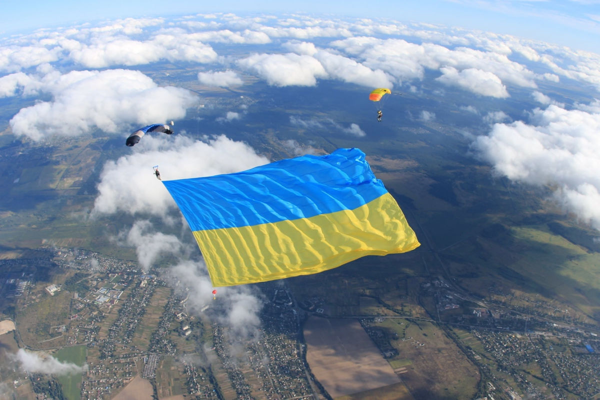 Рекордный украинский флаг развернули в небе возле столицы 