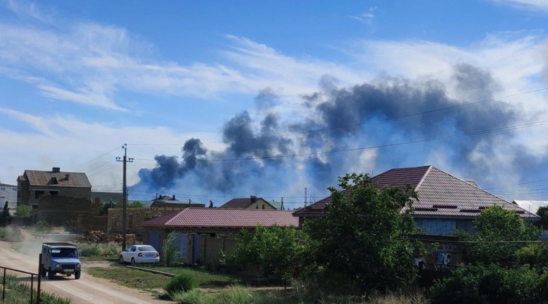 В Сети появилось видео горящей воинской части в Крыму, где размещались мобилизованные 