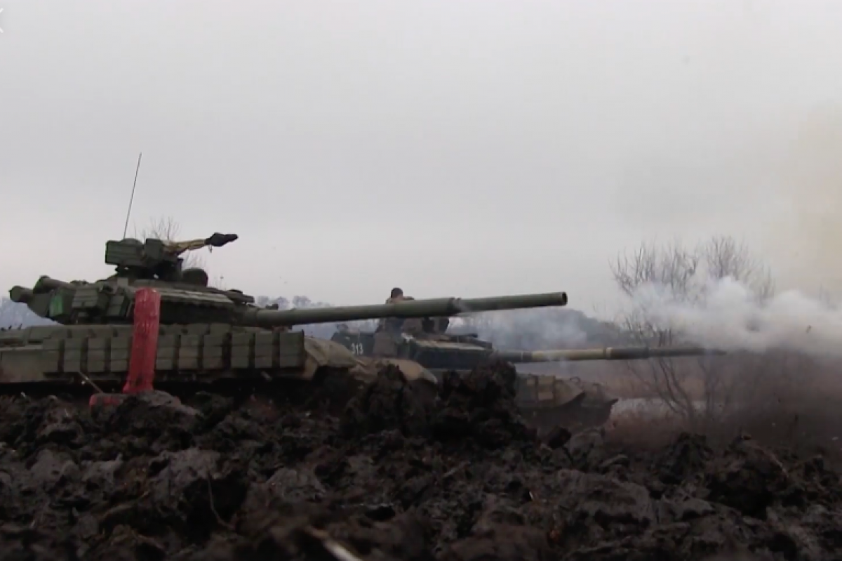 Танкисты ВСУ на Донбассе показали готовность уничтожить врага осколочно-фугасными с расстояния в 2 км 
