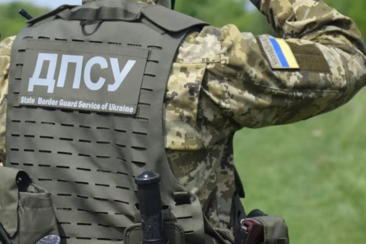 ​У границы с Румынией двое мужчин напали с мачете на пограничника, это закончилось для них плохо