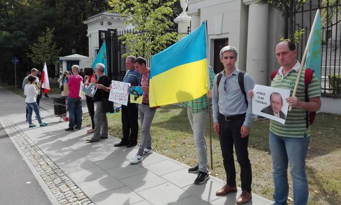 Польша пикетирует: варшавцы пошли под посольство РФ с требованиями освободить Умерова