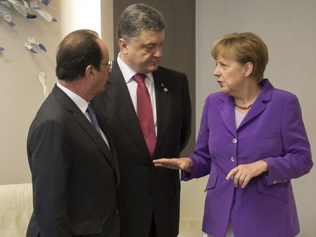 Порошенко обсудил с Олландом и Меркель ситуацию в Донбассе
