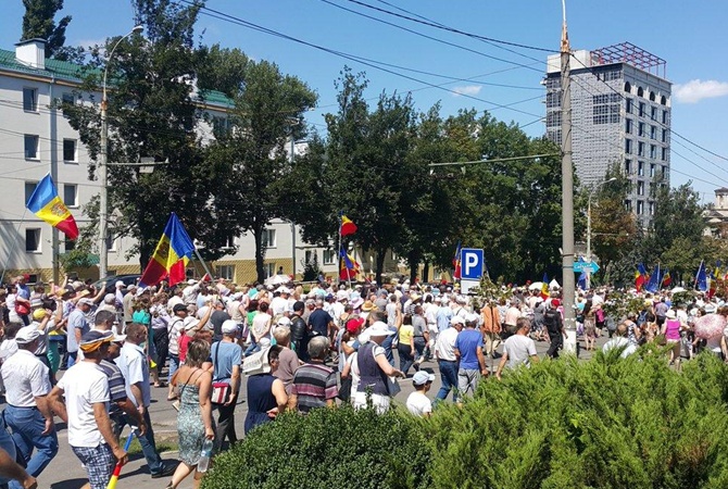 Кишинев охватили многотысячные протесты: одиозное решение молдавского парламента вынудило на улицы выйти тысячи людей и потребовать отставки Додона