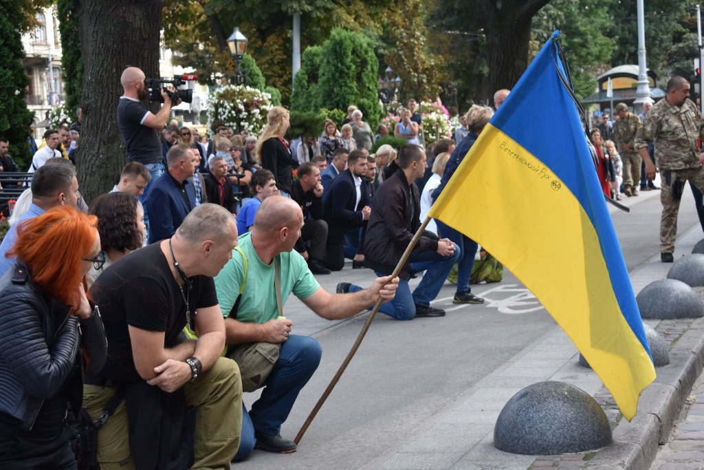 Львов на коленях прощался с 21-летним бойцом Богданом Ховалко, погибшим в зоне ООС: тяжелые кадры