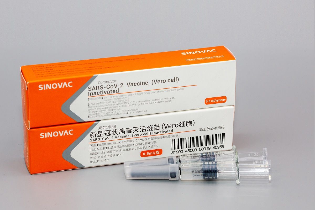 Вакцина от коронавируса в Украине: эффективность Sinovac оказалась ниже 60% – СМИ