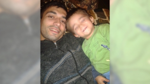 ​В России коллектор бросил “коктейль Молотова” в кровать маленького ребенка из-за долга деда