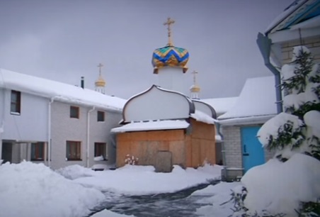 Настоятель храма в Киеве выкопал тело покойной жены и заставлял прихожан молиться на нее и целовать руки покойницы - кадры