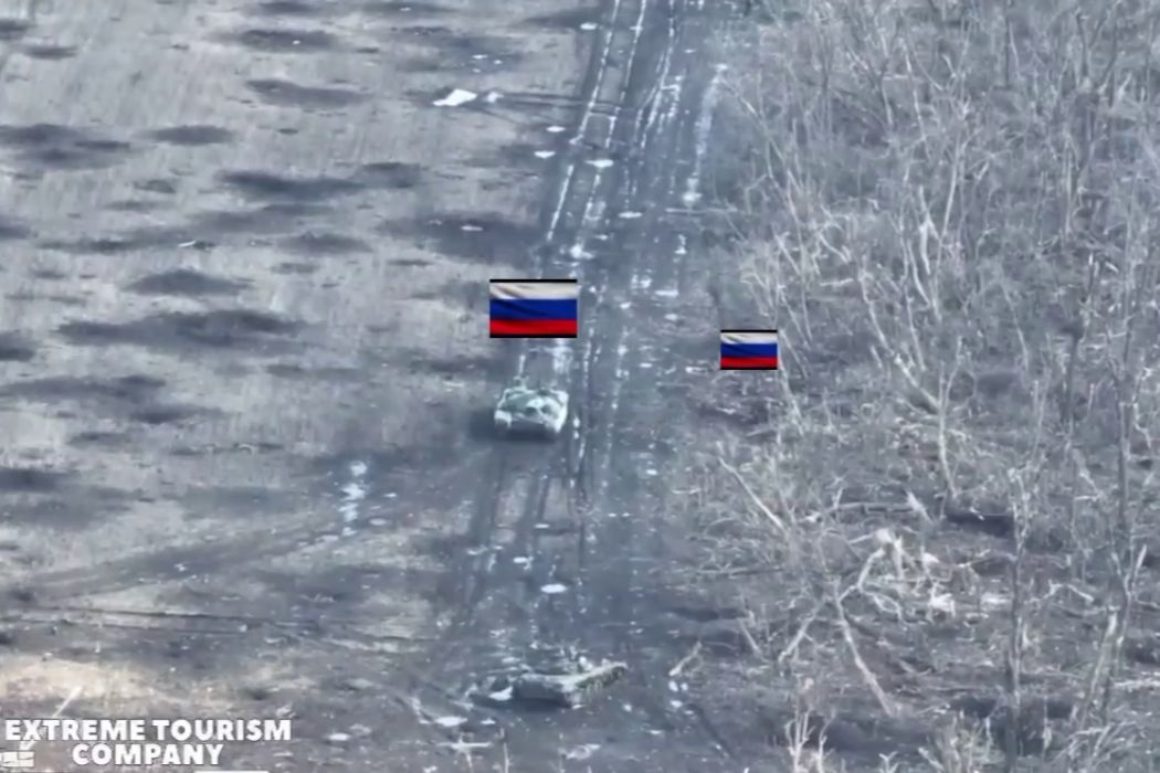 ​"Разборки" оккупантов попали на видео: российский танк разнес в щепки позицию ВС РФ