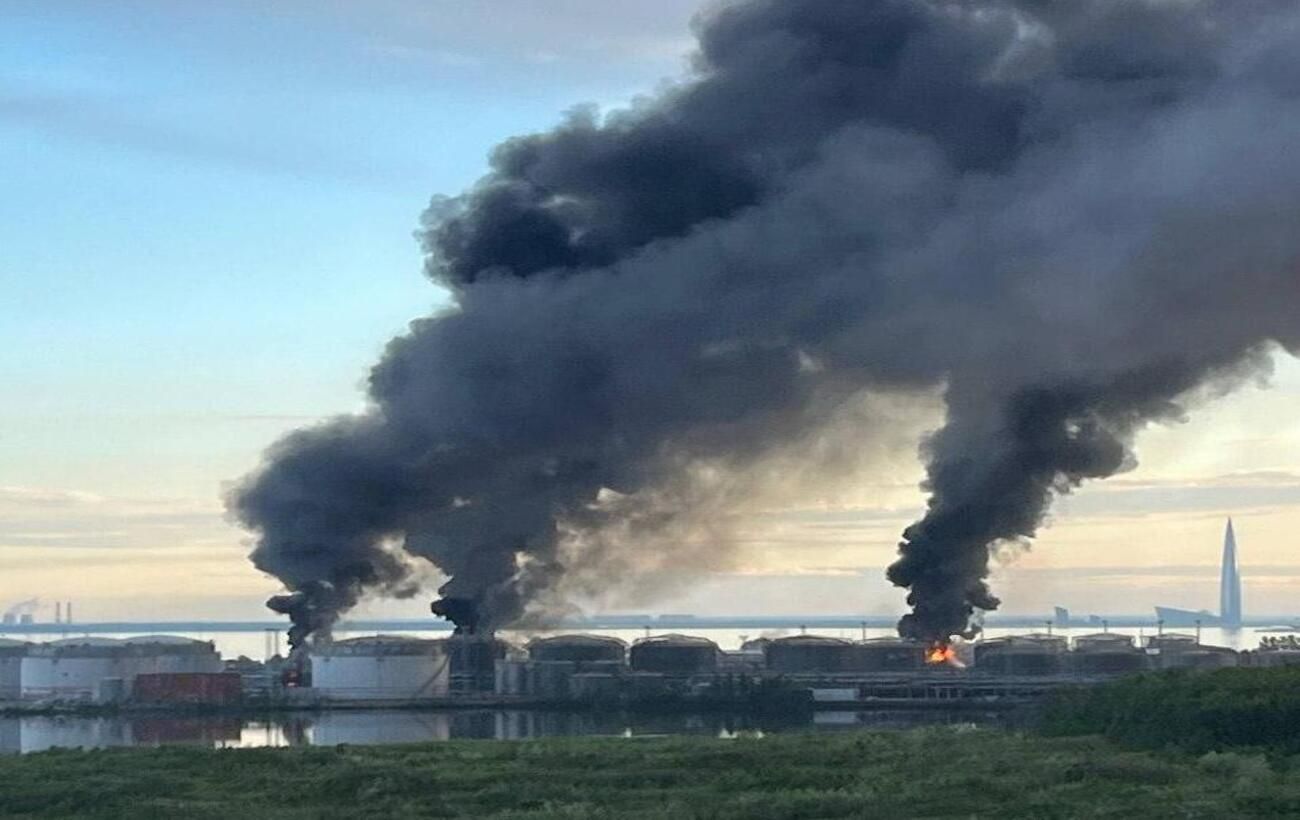 В Санкт-Петербурге перед приездом Путина на ПМЭФ пылает порт, местные уезжают из города