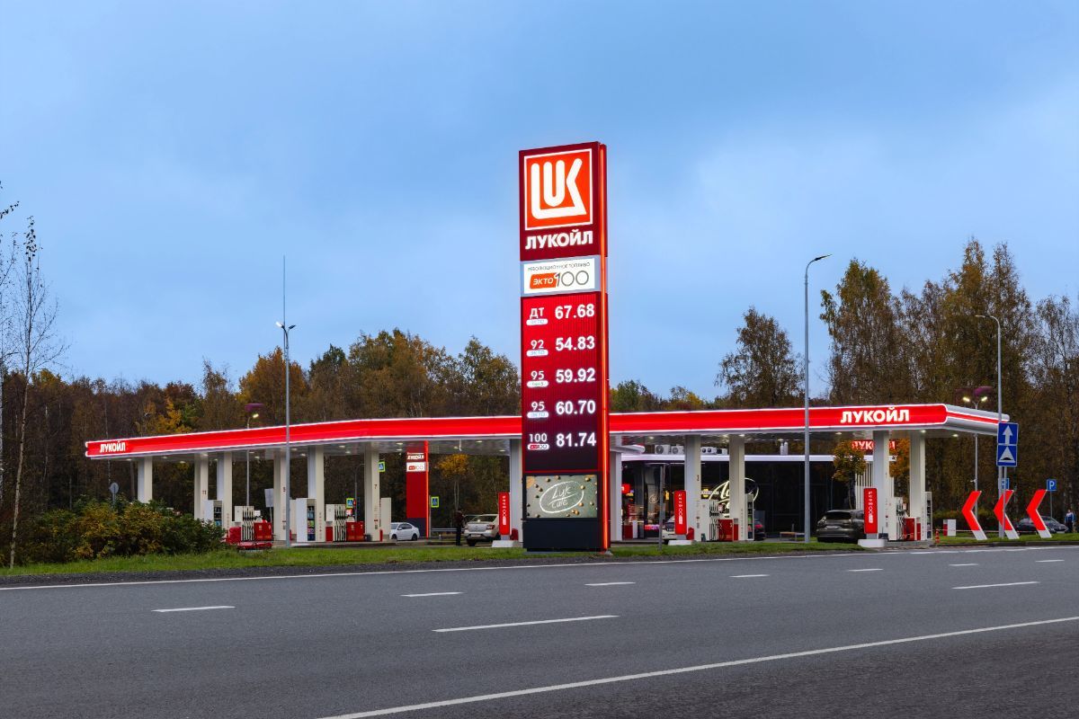 ​В РФ жалуются на “паленое” топливо после атак на НПЗ: машины массово ломаются