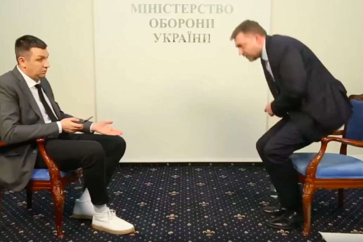 "Время вышло", - появилось видео, как министр обороны Загороднюк разозлился и покинул интервью