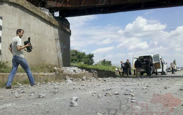 На границе Запорожской и Донецкой областей взорван мост, с рельс сошел поезд
