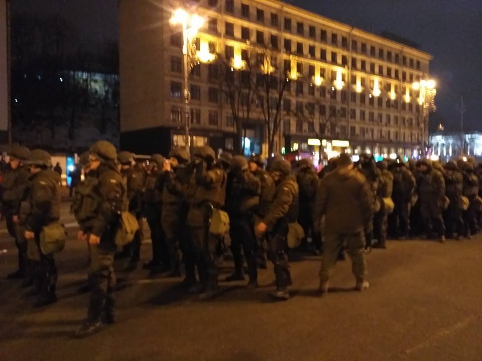 Между участниками торговой блокады Донбасса и полицией на Майдане произошла бойня: избит нардеп Соболев, задержан Кохановский, силовики громят палатки протестующих