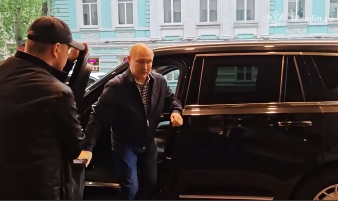 Кремль показал видео с Путиным с цветами и в джинсах – Сеть пишет про постановку для "поднятия рейтинга"