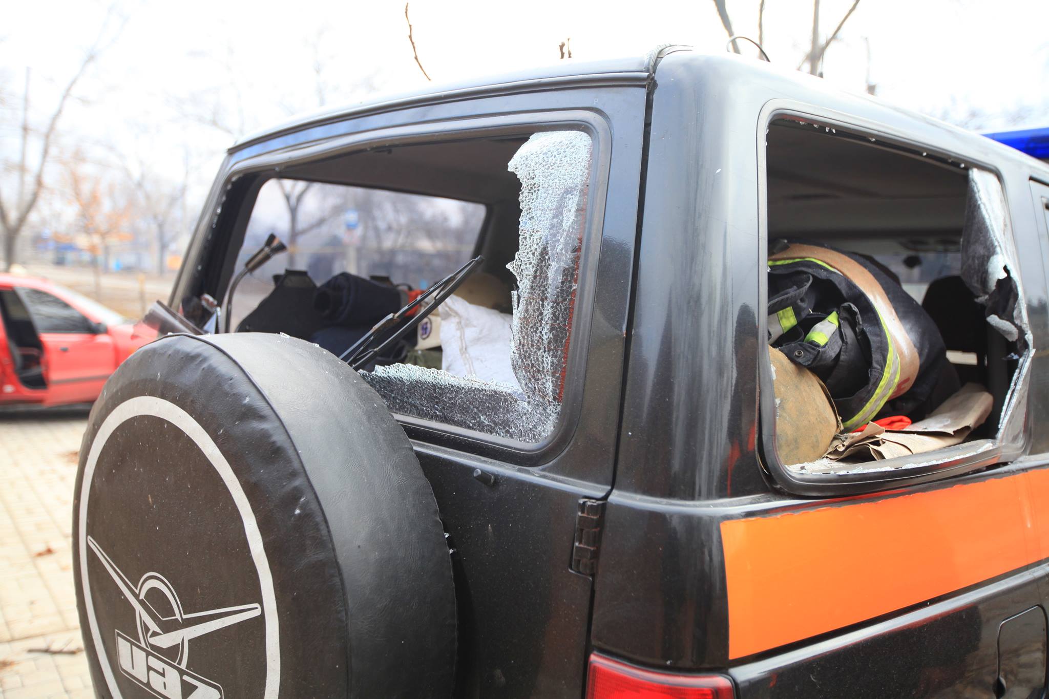 Донецкий фотограф: Под артобстрел в Куйбышевском районе попала машина МЧС 