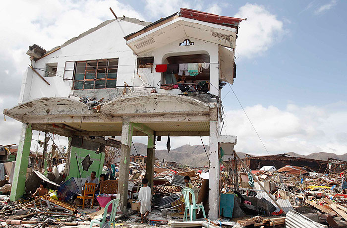 Жертвами мощного тайфуна на Филиппинах стали уже двое жителей