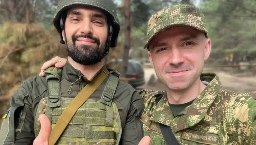 Співак Віталій Козловський, який отримав повістку, розмістив фото у військовій формі