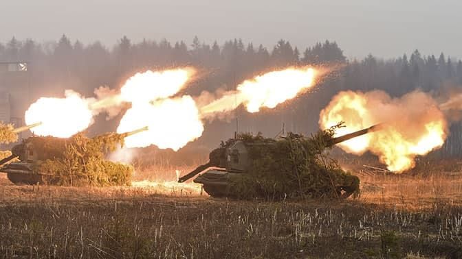 Артиллерия ВСУ накрыла колонну российских военных мощным ударом из САУ: у танков посрывало башни
