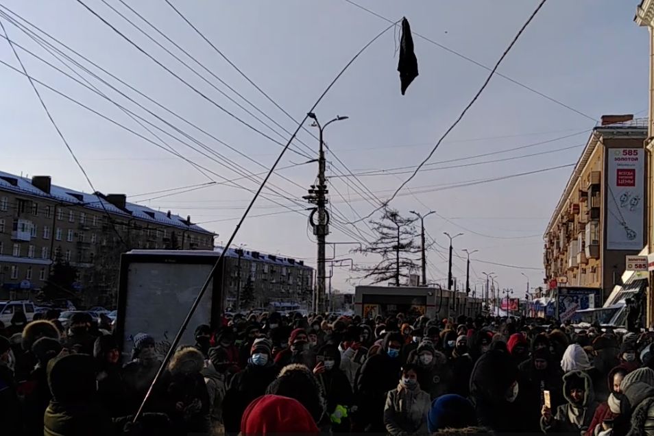 ​В Омске протестующие вынесли трусы для Путина - в "наказание" ОМОН начал жесткие задержания