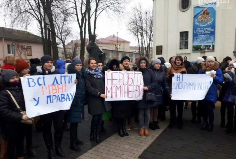 Тернопольские мамы атакуют горсовет: женщины требуют прекратить дискриминацию их детей