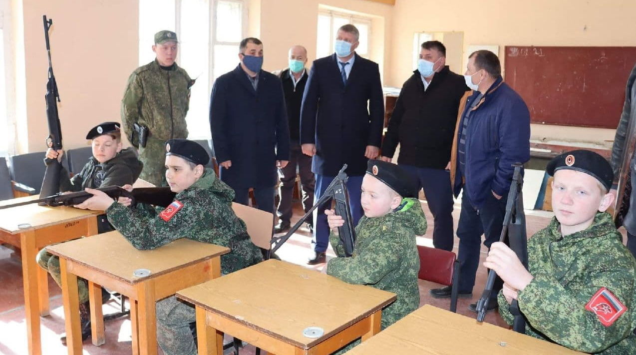 Крымский коллаборант Шеремет засветился с вооруженными детьми: фото