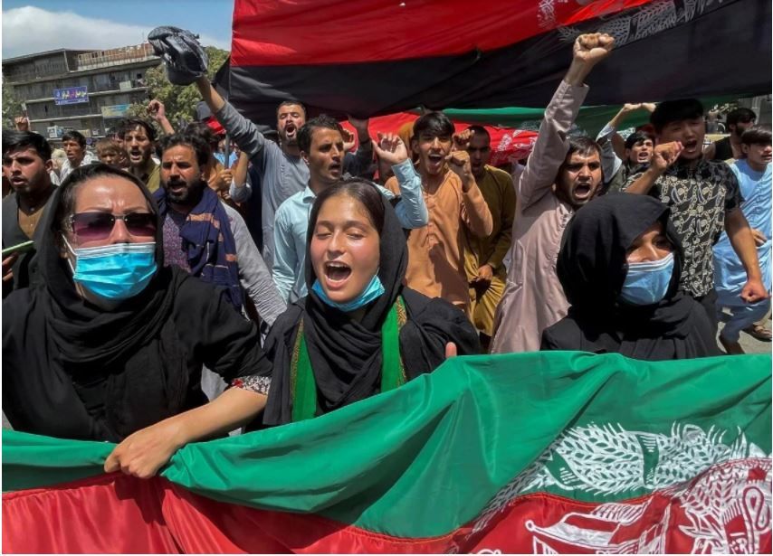 В знаковый для Афганистана день тысячи людей вышли на протест против "Талибана" – звучат выстрелы