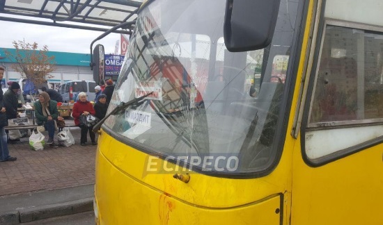 В Киеве маршрутка насмерть сбила на остановке выходивших из троллейбуса людей: появились первые данные о жертвах страшного ЧП - кадры