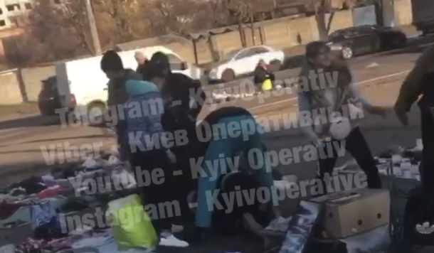 Массовая драка в Киеве: на блошином рынке бабушку-продавца чуть не забила семья воровки - кадры