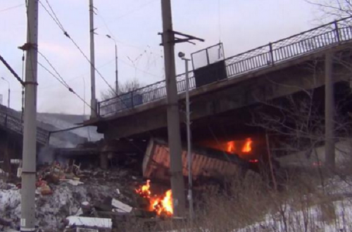 В Донецке Путиловский мост боевики растаскивают по кусочкам 