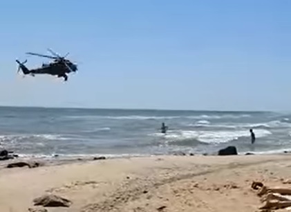 ​Над прифронтовым Мариуполем летает военный вертолет: жители растеряны и не знают, чего ждать, - видео